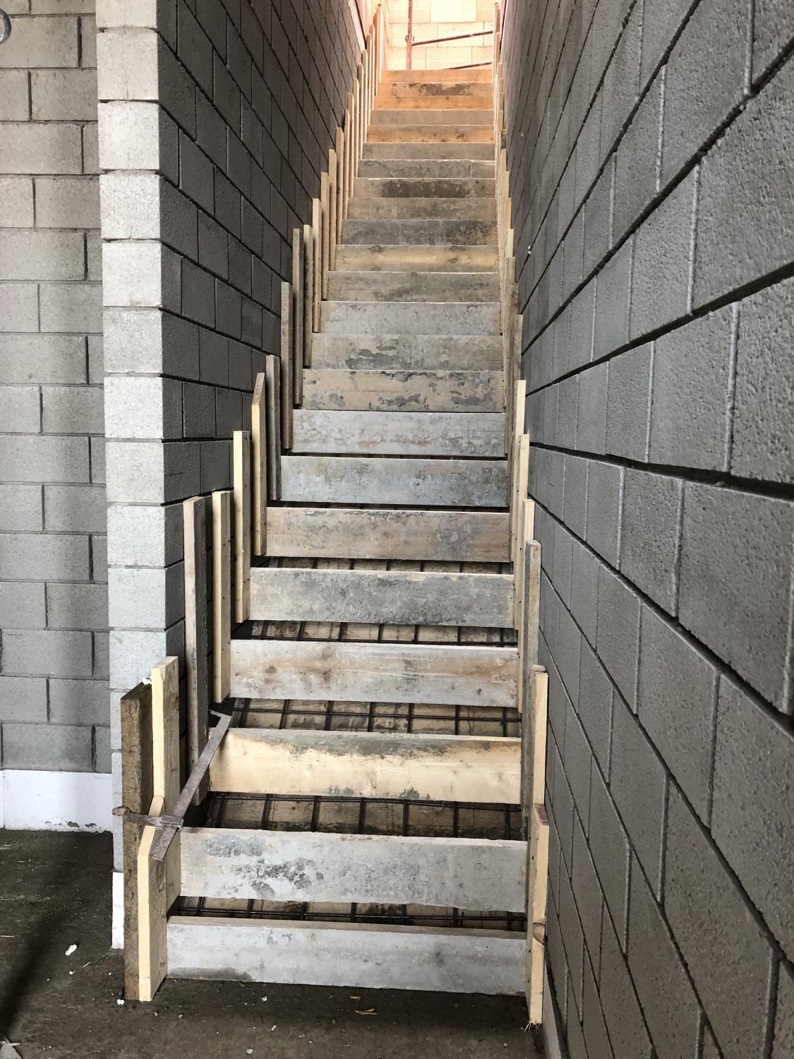Beton trappen, betontrappen, trapbekisting, bekisting van trappen, betontrap bekisting, stellen